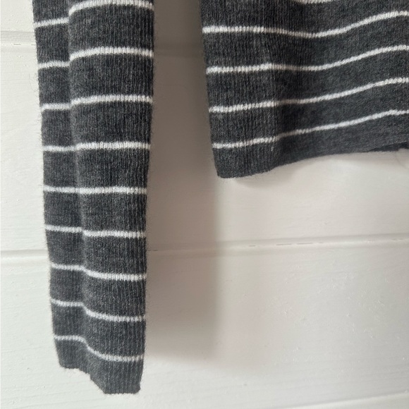 Vince 100% Wool Striped Crew Neck Fine Knit Lightweight Pullover Sweater Sz M - Picture 5 of 8